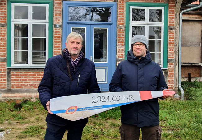 PB: Feierliche Übergabe des Spendenschecks von Ralf Breuer (links), Geschäftsführer von UKA Nord, an Frederik Kraft vom Verein Actiontouren – leben.lernen. e.V. / © UKA