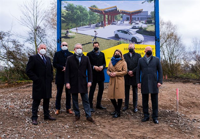 PB: Ziehen für den Ladepark West an einem Strang: v.l. Bernd Klostermann, Norbert H. Müller, Rouven Beeck, Thomas Eiskirch, Linda Boll, Michael Teupen und Hans Heinrich Sudhoff