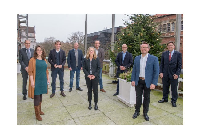 PB: Im Bild v.l.n.r.: Christian Heinrich, Gesellschafter der Dr. Curt Heinrich Nachfolger GmbH, Ina Hoffmann, Projektmanagerin GP JOULE GmbH, Dr. Ulf Kämpfer, Oberbürgermeister der Stadt Kiel, Georg Willer, geschäftsführender Gesellschafter der Anton Willer GmbH & Co. KG, Tanja Schroeder, Prokuristin SVG Schleswig-Holstein eG, Axel Niesing, geschäftsführender Gesellschafter der Anton Willer GmbH & Co. KG, Dr. Thorben Hänel-Muhs, Vorstandsvorsitzender der SVG Schleswig-Holstein eG, André Steinau, Geschäftsführer GP JOULE Hydrogen GmbH und Prof. Hans-Hinrich Sievers 