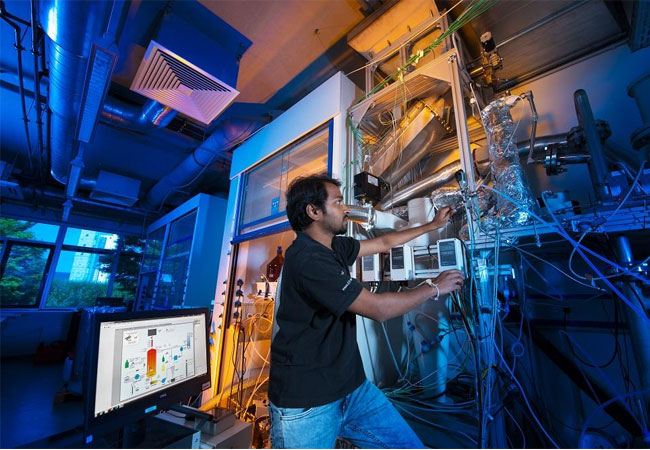 PB: Schwefelsäurespaltung im Labor / Ein Mit­ar­bei­ter des In­sti­tuts für Fu­ture Fuels un­ter­sucht im La­bor die Schwe­fel­säu­re­spal­tung mit hei­ßen Par­ti­keln. / © DLR