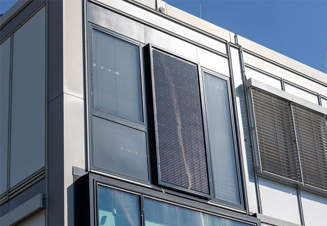 PB: Außenansicht der EE-Modulfassade mit raumhohem PV-Element. / © Fraunhofer
