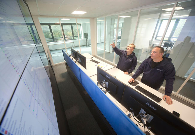 PB: Mit ihrem neuen, top-modernen Leitstand ist die Deutsche WindGuard für zukünftige Anforderungen an die technische Betriebsführung von Windparks im In- und Ausland bestens gerüstet. / © Deutsche WindGuard / Jens Meier