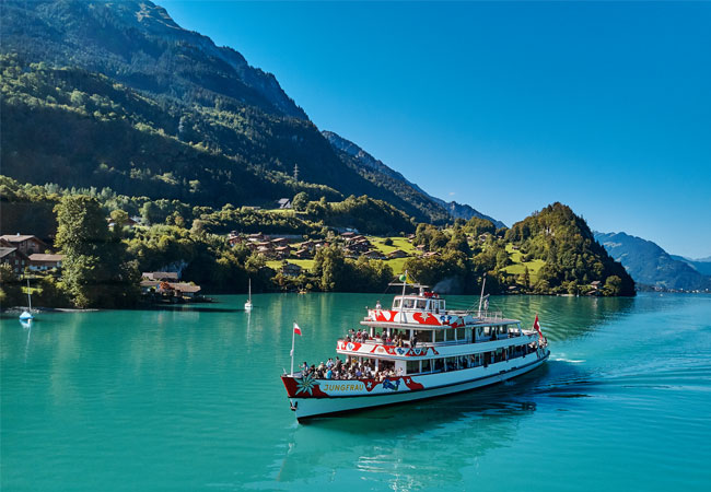 PB: Die MS Jungfrau, eines der Flaggschiffe der BLS-Touristikflotte, wurde zu einem Hybridschiff mit Diesel- und Elektroantrieb umgebaut