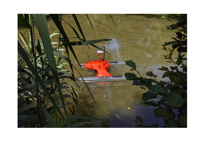 PB: Ein Roboterboot auf dem Wasser. Foto: TU Bergakademie Freiberg
