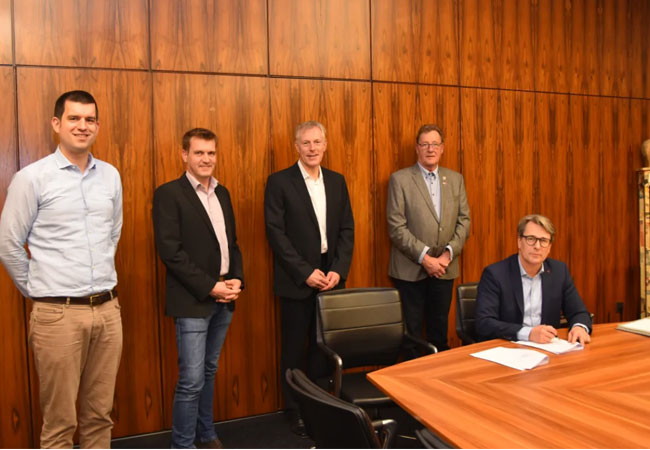 PB: Vertragsunterzeichnung im Rathaus: (v.l.) Dr. Benjamin Merkt, Mirko Sadowski, Dirk Lucht, Gottfried Grönwald (1. stellv. Bürgervorsteher) und Bürgermeister Kuno Brandt. Copyright HanseWerk Gruppe