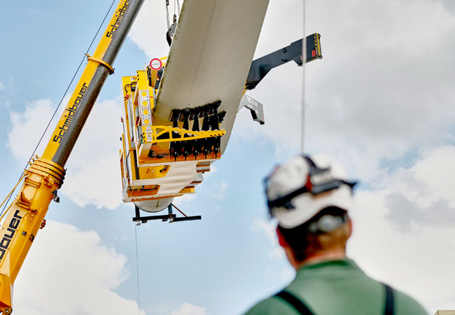 PB: ematec entwickelt für Enercon die weltweit erste Rotorblatttraverse, die Blätter mit einem Gewicht von bis zu 50 Tonnen handhaben kann. Foto: ematec