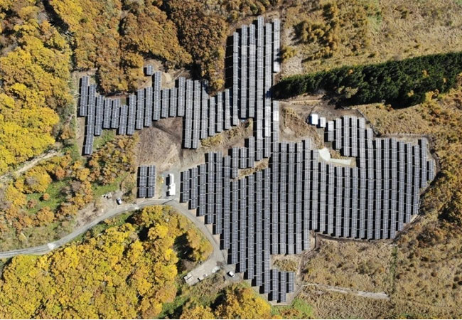 PB: Auf dem Gelände einer ehemaligen Ski-Piste in Nagano errichtete juwi den 2,9 MW-starken Solarpark Otaki Village.