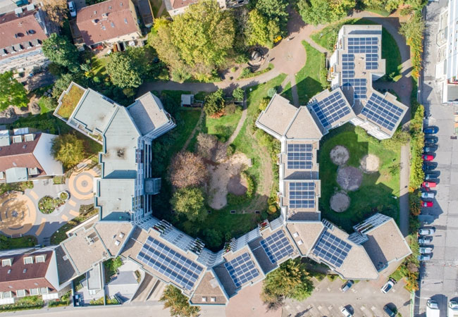 PB: So, wie die Abstände in der Landesbauverordnung heute vorgeschrieben sind, können die vorhandenen Solar-Potenziale auf den Dächern nicht ausreichend genutzt werden
