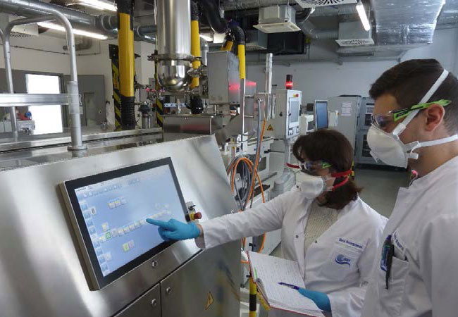 PB: Im Forschungsprojekt erforscht das ZSW mit drei Industriepartnern die Extruder-basierte Herstellung von Elektroden mit umweltverträglichen und hochkapazitiven Materialien, ohne den Einsatz von toxischem NMP. / © ZSW