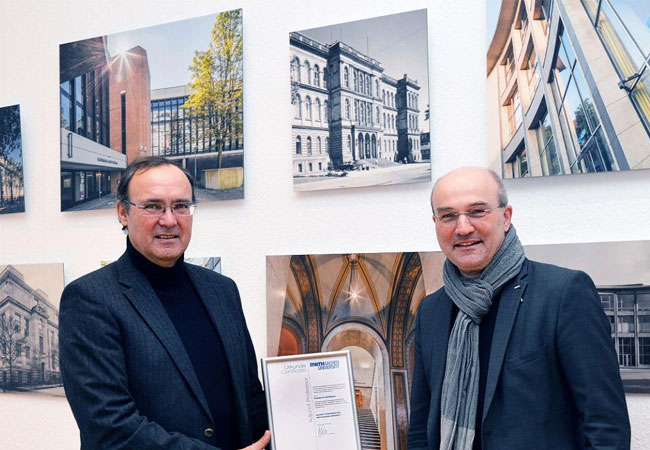 PB: Professor Rolf Bracke (links) wird von RWTH-Rektor Professor Ulrich Rüdiger eine Adjunct Professur verliehen. / © Andreas Schmitter