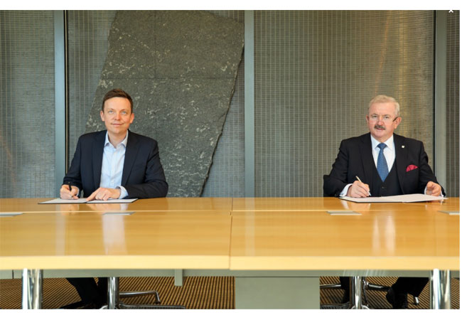 PB: Das saarländische Ministerpräsident*in Hans und der Präsident der Fraunhofer-Gesellschaft Prof. Reimund Neugebauer unterzeichnen die Vereinbarung zur Umsetzung eines Fraunhofer-Zentrums für Sensor-Intelligenz. / © Staatskanzlei/AK