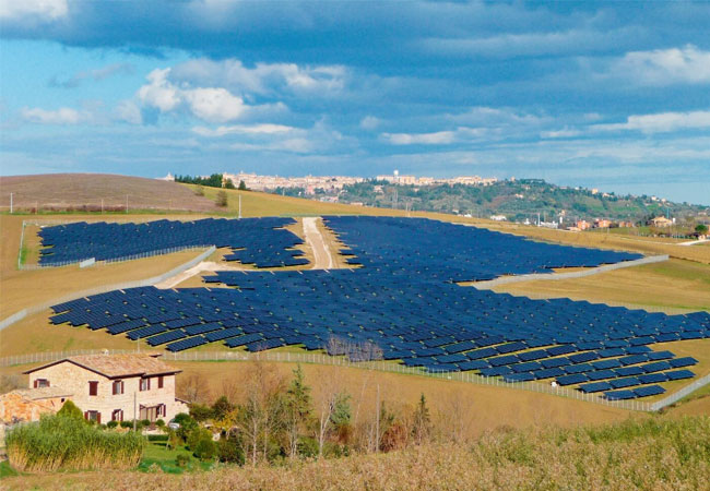 PB: Seit 2007 ist juwi in Italien aktiv. Damals installierte das Unternehmen in Bolzano, Südtirol, seinen ersten Solarpark im Land. Es folgten mehr als 50 weitere Projekte, darunter auch der im Bild gezeigte Solarpark Treia (2010).