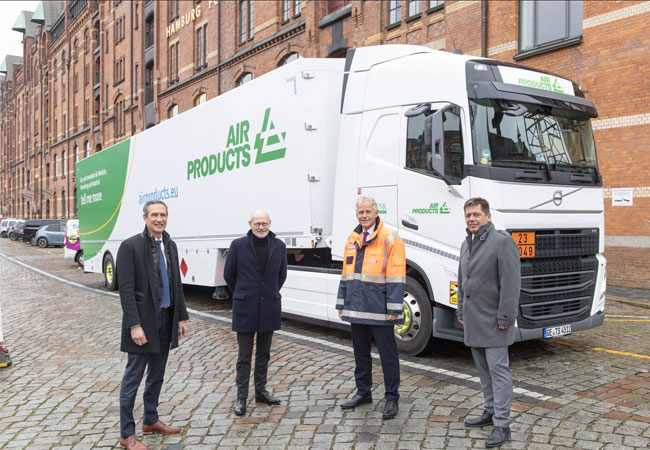 PB: Von Links nach Rechtst: Kurt Lefevere, (Vice President of Air Products for Northern Continent), Michael Westhagemann (Hamburgs Senator für Wirtschaft und Innovation), Jens Meier (CEO Hamburg Port Authority), Stephan König (Air Products Director Operations and Supply Chain Performance Europe and Africa)