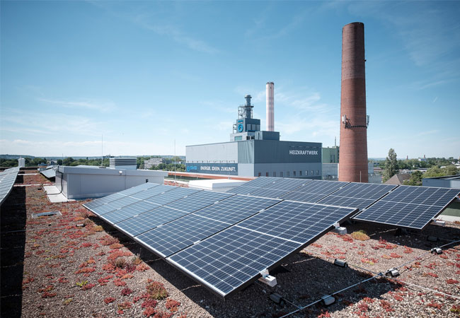 PB: Solaranlage mit Blick auf das Heizkraftwerk Nord der Stadtwerke (Foto: Stadtwerke Bonn/ Magunia).