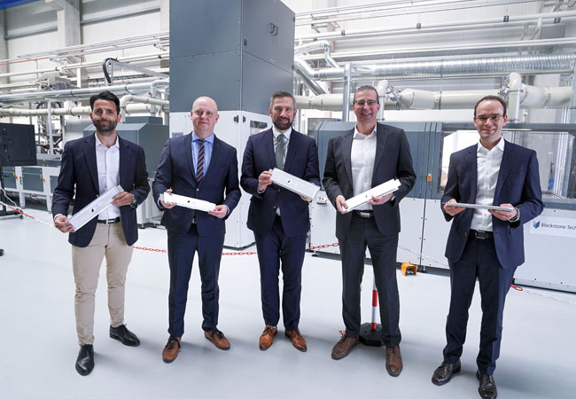 PB: Von links: CMO der Blackstone Resources AG Serhat Yilmaz, Landtagsabgeordneter Henning Homann, Staatsminister für Wirtschaft in Sachsen Martin Dulig, CEO der Blackstone Technology Holger Gritzka und CFO Danny Weckwarth bei der Besichtigung der Produktionsanlage in Döbeln.