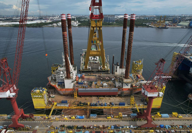PB: Fred. Olsen Windcarrier rüstet drei Schiffe für die nächsten Generation von Windkraftanlagen auf