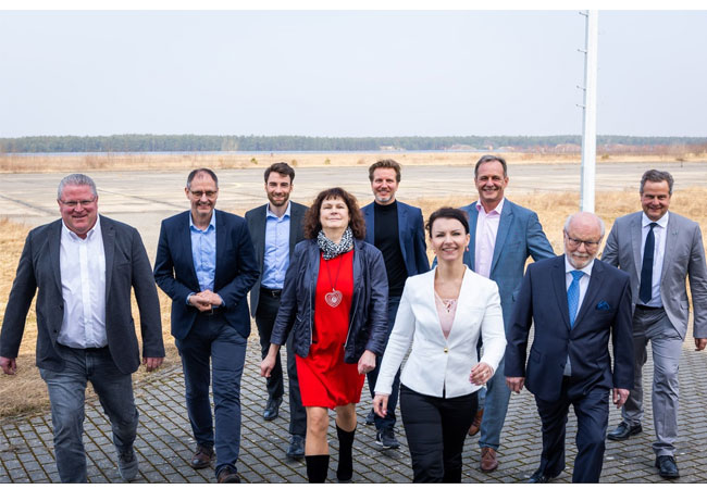 PB: Anton Aschbacher (Energy4Future), Wolfgang Roick (MdL), Tom Lange (Enertrag), Elvira Hölzner (Amsdirektorin Peitz), Dr. Simon Schäfer-Stradowsky (IKEM), Jana Schimke (MdB), Jochem Schöppler (EuroMovement), Helmut Badtke (BM-Jänschwalde), Jens Krause (IHK Cottbus) / Weiterer Text über ots und www.presseportal.de/nr/119853 / Die Verwendung dieses Bildes ist für redaktionelle Zwecke unter Beachtung ggf. / © Fotograf: Dirk Lässig