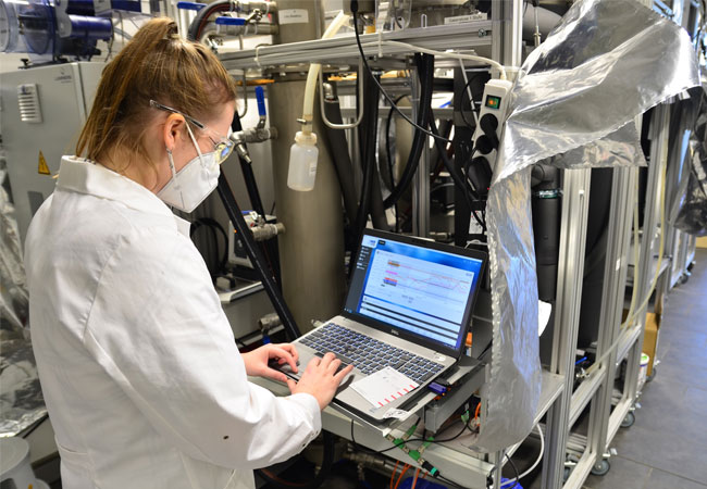 PB: Juliana Rolf arbeitet an der HyTech-Versuchsanlage. (Foto: FH Münster/Frederik Tebbe) 