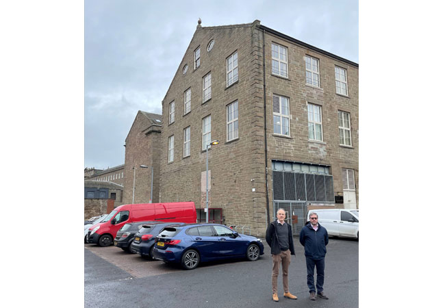 PB: Alan Mathewson (rechts) und Nick Forrest (links) vor dem neuen Büro in Dundee in Schottland. (Quelle: Koehler-Gruppe)