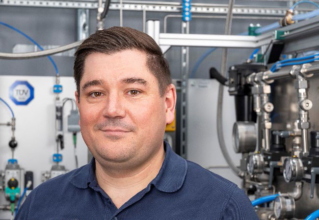 PB: „Unser Labor in Garching bietet alle Möglichkeiten, um die H2-Eignung und - Sicherheit von Bauteilen und Systemen zuverlässig und wirtschaftlich zu bewerten“, sagt Martin Sekura, Hydrogen Business Development Manager bei TÜV SÜD.