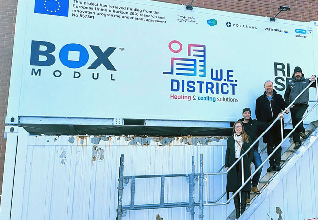 PB: Das Forschungsinstitut RISE hat im Schwedischen Luleå ein Edge-Rechenzentrum eingerichtet, das dezentral mit Strom aus BLUEGEN Brennstoffzellen von SOLIDpower betrieben wird. v.l.n.r.: Jeanette Petersson, Research Engineer and Project Coordinator of E2P2 / Dr Jonas Gustafsson, Research Project Manager / Dr Jon Summers, Ph.D., Scientific Lead in Data Centers / Ph. D. Ing Francesco Ghigliazza, Senior Comissioning Engineer SOLIDpower (Foto: Solidpower)