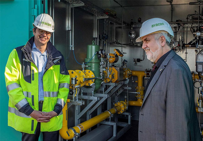 PB: Sachsen-​Anhalts Umweltminister Armin Willingmann (rechts) und Avacon Netz Geschäftsführer Frank Schwermer geben Startschuss für 20 Prozent Wasserstoff-​Beimischung; © Avacon