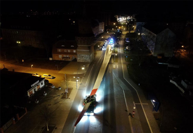 PB: Präzisionsarbeit im Rückwärtsgang: Für die 80 Meter langen Rotorblätter ging es einmal durch die Stadt Prenzlau. / © Foto: MLK-Gruppe