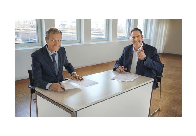 PB: Bei der Vertragsunterzeichnung: Charles Hertoghe, Business Development & Strategy Vice-President, ENGIE Thermal & Supply Europe (li.), und Thore Lapp, Leiter der Business Unit Green Energy and Sustainability bei TÜV SÜD. / Bildquelle: TÜV SÜD