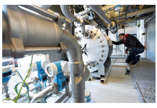 PB: Marc-Simon Löffler, Leiter des Fachgebiets Regenerative Energieträger und Verfahren am ZSW, vor einem Elektrolyseblock. Quelle: picture alliance / dpa Hinweis: Verwendung des Bildes wurde durch die picture alliance lizenziert. Verbreitung des Bildmaterials ist ausschließlich im Zusammenhang mit dieser Pressemitteilung des ZSW und unter Nennung der Bildquelle gestattet. Anderweitige Nutzungen benötigen eine Genehmigung des Lizenzgebers.