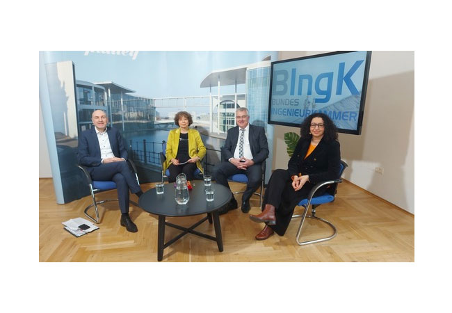 PB: Dr. Rolf Bösinger, Staatssekretär im Bundesministerium für Wohnen, Stadtentwicklung und Bauwesen; Christine Mattauch, Wirtschaftsjournalistin; Dipl.-Ing. Ingolf Kluge, Vize-Präsident der Bundesingenieurkammer und Prof. Dr.-Ing. Lamia Messari-Becker, Lehrstuhl Gebäudetechnologie und Bauphysik, Universität Siegen und Mitglied im Expertenkreis Zukunft Bau des Bundes sowie im Club of Rome International (v.l.n.r.)