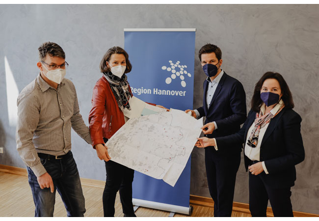 PB: Teamleiter Dr. Wolfgang Jung, Planungsdezernentin Christine Karasch, Regionspräsident Steffen Krach und Fachbereichsleiterin Sonja Beuning präsentieren das neue Kapitel zur Windenergienutzung im Regionalen Raumordnungsprogram. Foto: Region Hannover/ Philipp Schröder