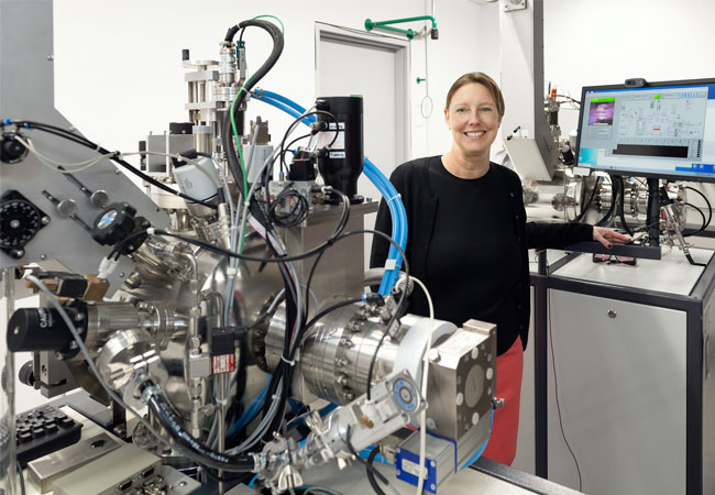 PB: Prof. Dr. Jennifer Rupp, Professorin für Chemie der Festkörperelektrolyte in ihrem Labor im Gebäude der Fakultät für Chemie der Technischen Universität München. 
