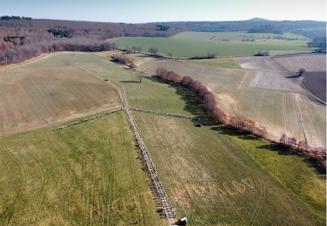 PB: "Nicht im Wald!" Waldschützer formen 241 Meter großes Windrad am Reinhardswald, nahe der Sababurg. / Fotograf: Pro Märchenland e.V.
