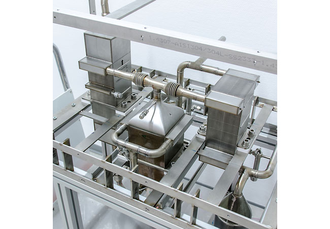 PB: Vollständig automatisierter Prototyp eines 5 kW Methanolreformers des Fraunhofer IMM.