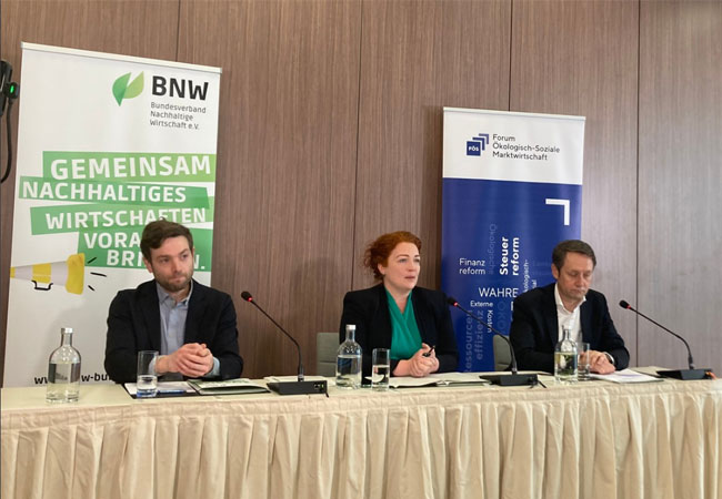 PB: Pressekonferenz: sozialverträglicher Abbau klimaschädlicher Subventionen. V.l.: Matthias Runkel (FÖS), Carolin Schenuit (FÖS), Roland Schüren (Ihr Bäcker Schüren)