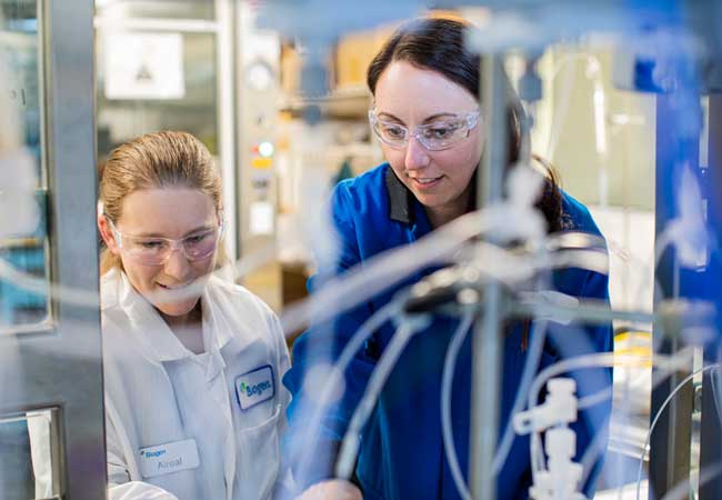 PB: Biogen setzt auf die Prinzipien der Grünen Chemie, um Produktionsprozesse zu verbessern und Ressourcen zu schonen. / Fotograf: Topher Cox Photography / © Biogen GmbH