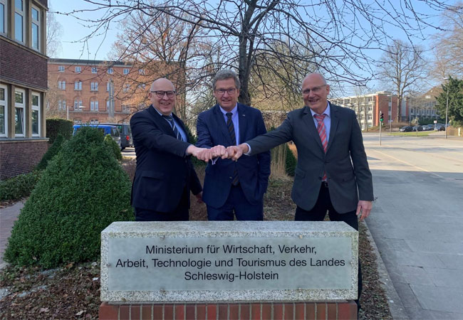 PB: v.l.n.r: Grosse,  Buchholz (Minister*innen für Wirtschaft, Verkehr, Arbeit, Technologie und Tourismus SH), Wiese / © EE.SH - Netzwerkagentur Erneuerbare Energien Schleswig-Holstein