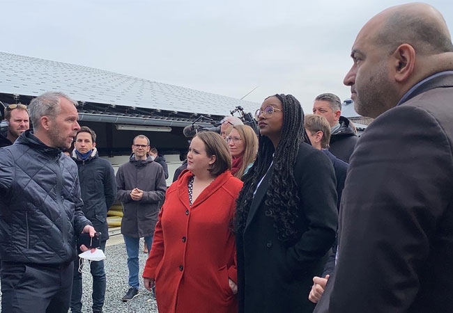 PB: Ove Petersen, CEO von GP JOULE, im Gespräch mit Ricarda Lang, Aminata Touré und Omid Nouripour (v.l.n.r.) am Firmensitz im nordfriesischen Reußenköge. Foto: GP JOULE