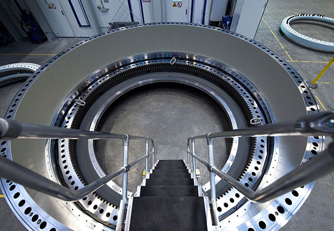 PB: Beeindruckende Dimensionen: Über eine Leiter wird das Innere des Großwälzlagers für maritime Anwendungen sichtbar.
