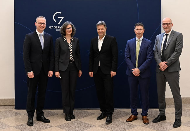 PB: Treffen der H2Global-Stiftung mit Bundesminister*in Habeck / Von links: Axel Wietfeld, CEO Uniper Hydrogen GmbH & Vorstand H2Global-Stiftung, Dr. Kirsten Westphal, Vorstand H2Global, Robert Habeck, Bundesminister für Wirtschaft und Klimaschutz, Timo Bollerhey, Geschäftsführer der HINT.CO GmbH, Markus Exenberger, Vorstand H2Global