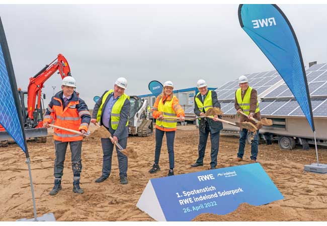 PB: (v.l.n.r.:): Dr. Lars Kulik (Vorstandsmitglied Ressort Braunkohle der RWE Power), Stefan Pfennings (Bürgermeister der Gemeinde Inden), Katja Wünschel (CEO Onshore Wind und Solar Europa & Australien der RWE Renewables), Wolfgang Spelthahn (Landrat des Kreis Düren) und Jens Bröker (Geschäftsführer der Entwicklungsgesellschaft indeland GmbH)