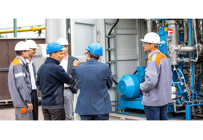 PB: GrInHy2.0 Projektteam vor der Elektrolyse-Anlage im Stahlwerk Salzgitter