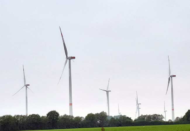 Wie ernst ist es der Klimaregierung mit dem CO2-Ausstoss und der eigenen Energieversorgung? Abgeschaltete Windanlagen, jeder kennt sie, der nicht erzeugte Strom muss bezahlt werden, wahrscheinlich auch die nicht erbrachte Netzdurchleitungsabgabe. / Foto: HB