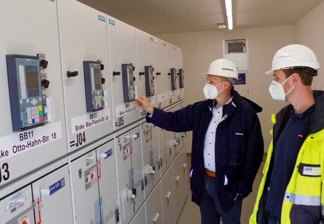 PB: Siemens Smart Infrastructure rüstet die EWE NETZ GmbH, die hocheffiziente Stromnetze in Deutschland betreibt, mit neuester umweltfreundlicher Schaltanlagentechnik aus. EWE NETZ hat im April 2022 in Brake in der niedersächsischen Wesermarsch eine neue Mittelspannungs-Schaltanlage mit sieben fluorgasfreien NXPLUS C 24-Leistungsschalterfeldern aus dem umweltfreundlichen blue GIS-Portfolio von Siemens in Betrieb genommen. Damit ist EWE NETZ einer der ersten Netzbetreiber in Deutschland, der eine komplette Mittelspannungsschaltanlage auf das klimafreundliche Isoliergas Clean Air umstellt hat.