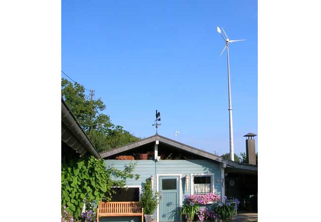 Die eigene kleine Windturbine auf dem Hausdach liefert Strom 