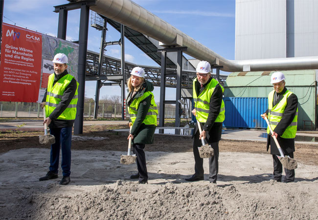 PB: (v.l.n.r.:) Spatenstich für die erste MVV-Flusswärmepumpe auf dem Gelände des GKM: MVV-Technikvorstand Dr. Hansjörg Roll, Umweltminister*in Walker, Oberbürgermeister*in Kurz und GKM-Vorstand Holger Becker. / Foto: © MVV 