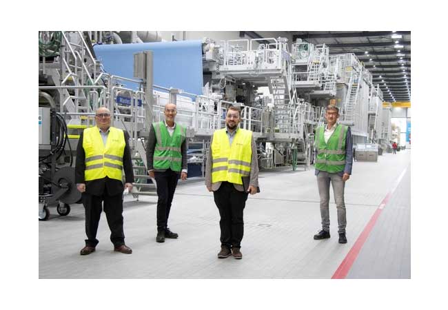 PB: Beim Rundgang durch die neue Produktionslinie 8 in Kehl – Gregor Andreas Geiger (Geschäfts-führer Kommunikation und Öffentlichkeitsarbeit, Verband DIE PAPIERINDUSTRIE e.V), Dr. Stefan Karrer (Vorstand Technik, Koehler-Gruppe), Martin Gassner-Herz, Joachim Uhl (Werkleiter, Koehler Paper Standort Kehl) / © Quelle: Koehler-Gruppe