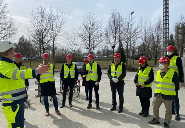 PB: Stefan Schmorleiz, Geschäftsführer der CEMEX Zement GmbH und Werkleiter CEMEX Zementwerk Rüdersdorf (links), begrüßt die Partner von ENERTRAG und Sasol ecoFT bei ihrem Besuch im Zementwerk, wo das Pionierprojekt der neu gegründeten Concrete Chemicals GmbH / © ENERTRAG SE
