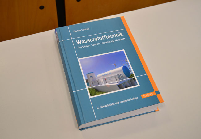 PB: Die zweite Auflage von „Wasserstofftechnik – Grundlagen, Systeme, Anwendung, Wirtschaft“ ist im Carl Hanser Verlag erschienen. (Foto: FH Münster/Frederik Tebbe)