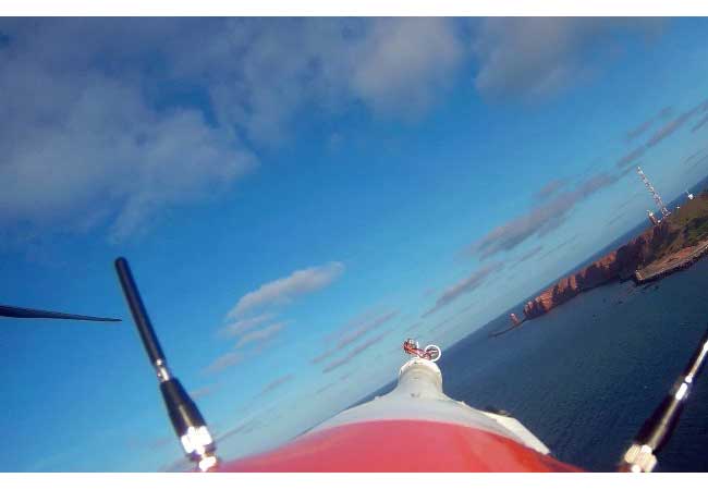 Onboard-Perspektive: Unbemanntes Luftfahrzeug im Anflug auf Helgoland. © Fraunhofer IFAM